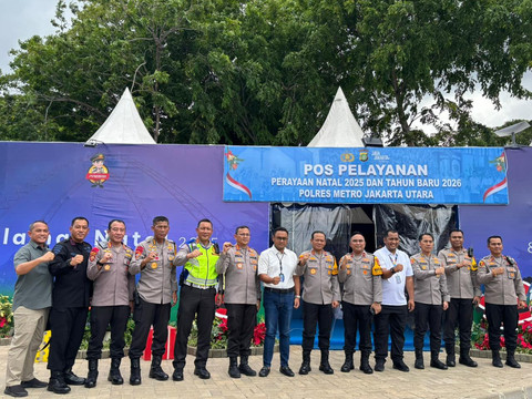 Jajaran kepolisian yang hadir dalam peninjauan pengamanan dan pelayanan di Taman Impian Jaya Ancol, Jakarta Utara, Sabtu (27/12). Foto: Amira Nada Fauziyyah/kumparan