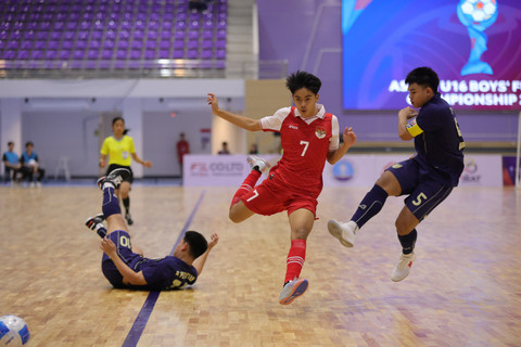 Aksi Alfian Nurhayadi saat Timnas Futsal U-16 Indonesia vs Thailand di Piala AFF Futsal U-16 yang berlangsung di Nonthaburi pada 27 Desember 2025. Foto: FFI