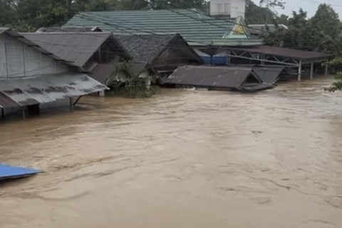 Tangkapan Layar - Kondisi banjir menggenangi ratusan rumah warga di Kecamatan Tebing Tinggi, Kabupaten Balangan, Kalimantan Selatan, Sabtu (27/12/2025).  Foto: ANTARA/Ragil Darmawan