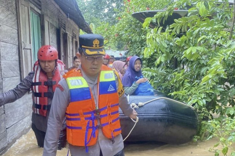 Kapolres Balangan AKBP Yulianor Abdi mengevakuasi beberapa warga setelah banjir bandang surut di Desa Sungsum, Kecamatan Tebing Tinggi, Kabupaten Balangan, Kalimantan Selatan, Sabtu (27/12/2025). Foto: ANTARA/Ragil Darmawan