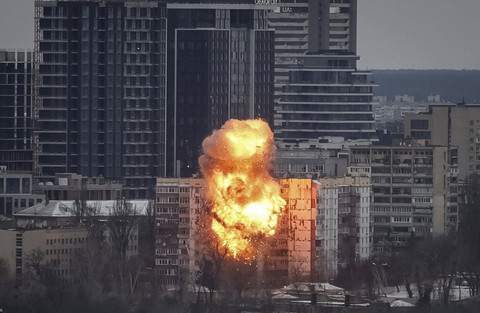 Sebuah drone menabrak gedung apartemen dalam serangan rudal dan drone Rusia di lokasi gedung apartemen yang terkena serangan rudal dan drone Rusia di Kiev, Ukraina, Sabtu (27/12/2025). Foto: Gleb Garanich/Reuters