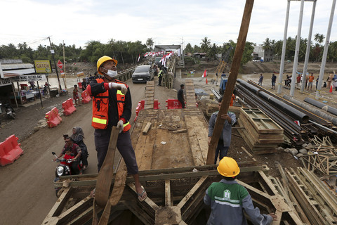 Pekerja membenahi peralatan usai membangun jembatan darurat bailey Krueng Tingkeum di Kuta Blang, Bireuen, Aceh, Sabtu (27/12/2025). Foto: Irwansyah Putra/ANTARA FOTO