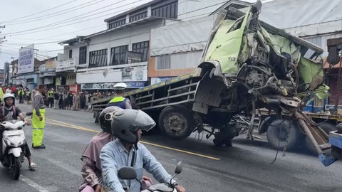 Kecelakaan truk pengangkut 38 ton keramik dengan nomor polisi T 9167 PO di simpang Pasar Kertek, Wonosobo, Sabtu (27/12/2025). Foto: Dok. Instagram/@humaspolreswonosobo