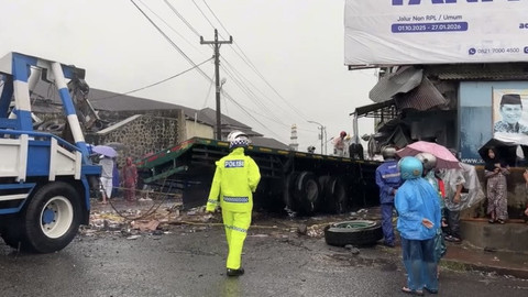 Kecelakaan truk pengangkut 38 ton keramik dengan nomor polisi T 9167 PO di simpang Pasar Kertek, Wonosobo, Sabtu (27/12/2025). Foto: Dok. Instagram/@humaspolreswonosobo