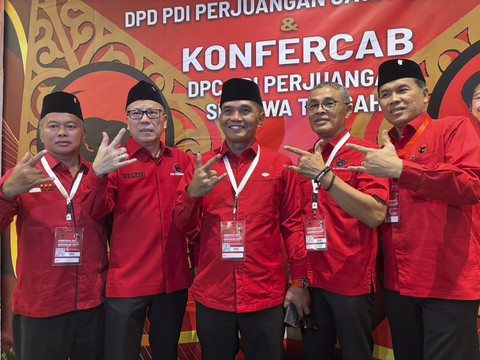 Ketua DPD PDIP Jateng Dolfie Othniel Frederic Palit (OFP) bersama sejumlah pengurus. Foto: Intan Alliva Khansa/kumparan