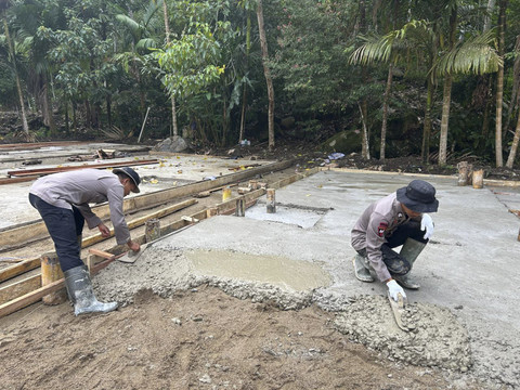 Kepolisian dari Satuan Brimob Nusantara, serta Korpolairud Baharkam Polri melaksanakan kegiatan pembangunan hunian sementara (Huntara) bagi masyarakat terdampak bencana di beberapa wilayah di Sumatera Barat, Jumat (26/12/2025). Foto: Dok. Istimewa