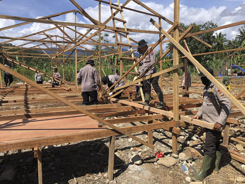Kepolisian dari Satuan Brimob Nusantara, serta Korpolairud Baharkam Polri melaksanakan kegiatan pembangunan hunian sementara (Huntara) bagi masyarakat terdampak bencana di beberapa wilayah di Sumatera Barat, Jumat (26/12/2025). Foto: Dok. Istimewa
