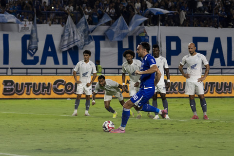 Pesepak bola Persib Bandung Andrew Patrick Jung melakukan tendangan penalti ke gawang PSM Makassar pada pertandingan lanjutan BRI Super League di Stadion Gelora Bandung Lautan Api (GBLA), Bandung, Jawa Barat, Sabtu (27/12/2025). Foto: Abdan Syakura/ANTARA FOTO