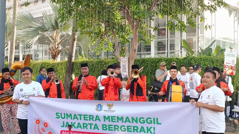 Pemain Tanjidor di kawasan CFD Bundaran HI, Minggu (28/12). Foto: Zamachsyari/kumparan