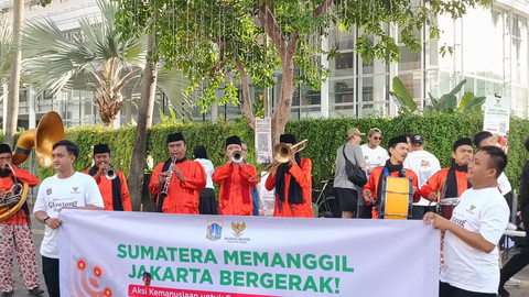 Pemain Tanjidor di kawasan CFD Bundaran HI, Minggu (28/12). Foto: Zamachsyari/kumparan