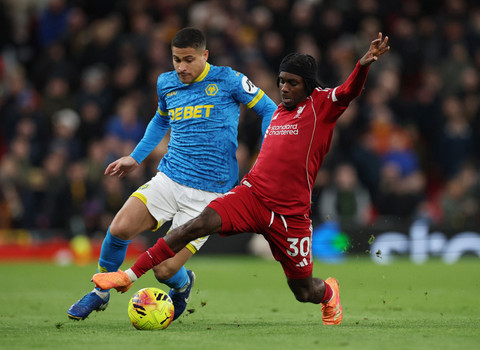 Jeremie Frimpong dari Liverpool beraksi dengan Joao Gomes dari Wolverhampton Wanderers pada pertandingan Liga Inggris antara Liverpool vs Wolverhampton Wanderers di Anfield, Liverpool, Sabtu (27/12/2025). Foto: Phil Noble/REUTERS