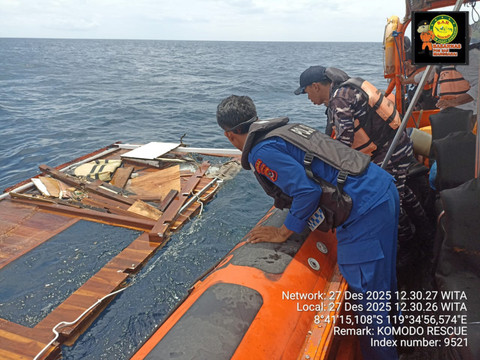 Proses pencarian dan evakuasi kapal KM Putri Sakinah yang tenggelam di perairan Pulau Padar, Labuan Bajo, NTT. Foto: Dok. SAR Maumere