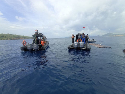 Proses pencarian dan evakuasi kapal KM Putri Sakinah yang tenggelam di perairan Pulau Padar, Labuan Bajo, NTT. Foto: Dok. SAR Maumere