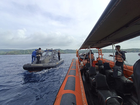 Proses pencarian dan evakuasi kapal KM Putri Sakinah yang tenggelam di perairan Pulau Padar, Labuan Bajo, NTT. Foto: Dok. SAR Maumere