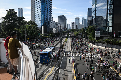 Warga berolahraga saat Hari Bebas Kendaraan Bermotor (HBKB) di Jalan Jenderal Sudirman, Jakarta, Minggu (28/12/2025). Foto: ANTARA FOTO/Sulthony Hasanuddin