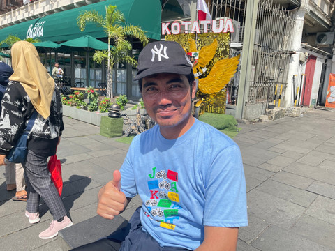 Zulkifli (45 tahun), salah satu peserta rombongan wisata asal Lampung, yang mengunjungi kawasan wisata Kota Tua, Jakarta Barat, Minggu (28/12/2025). Foto: Fadhil Pramudya/kumparan