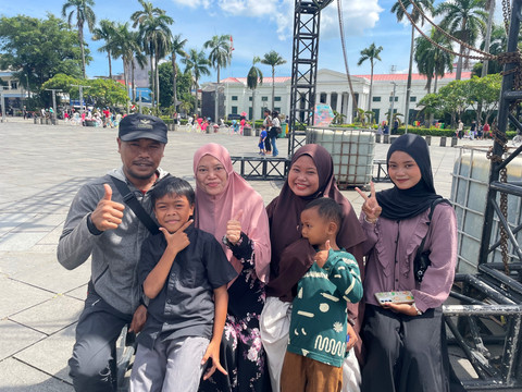 Suha (50 tahun) dan Tinah (43 tahun), pasangan suami istri asal Tangerang yang berlibur bersama anak-anak dan cucunya di Kota Tua, Jakarta Barat, Minggu (28/12/2025). Foto: Fadhil Pramudya/kumparan