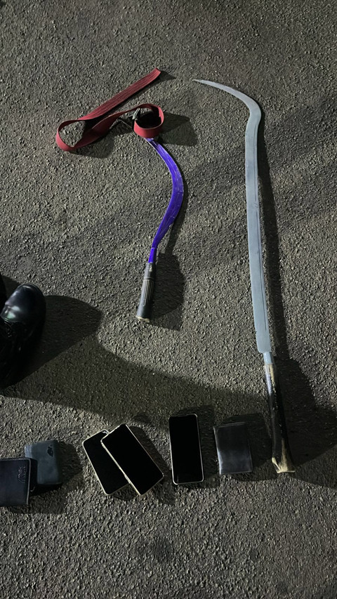 Barang bukti yang hendak dipakai tawuran di kawasan Menteng, Jakarta Pusat diamakan polisi. Foto: Dok. Istimewa