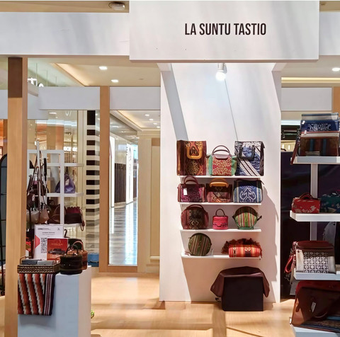 Koleksi produk tenun, kulit, dan batik dari La Suntu Tastio. Foto: BRI.