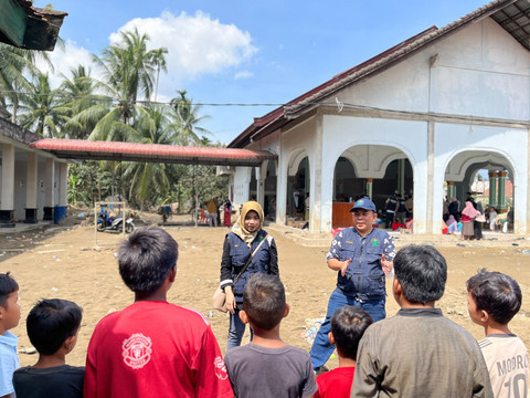 Achmad Syafiuddin (pakai topi) saat di posko bencana di Kabupaten Bireuen, Aceh. Foto: Istimewa
