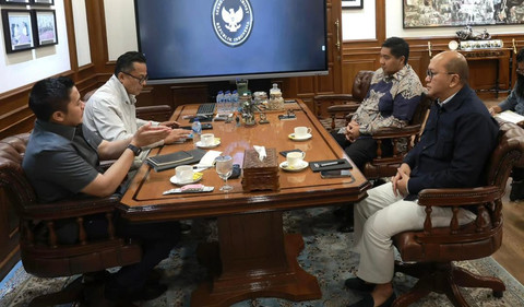 Seksab Teddy Indra Wijaya menerima Menteri Investasi dan Hilirisasi, Rosan Roeslani, Menteri Perumahan dan Kawasan Permukiman, Maruarar Sirait, serta Kepala BP BUMN, Dony Oskaria, di kantor Sekretariat Kabinet, Sabtu (27/12/2025). Foto: Instagram/ @sekertariat.kabinet