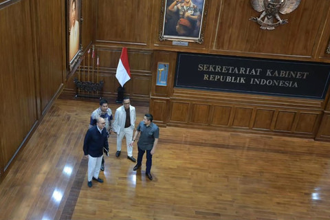 Seskab Teddy Indra Wijaya menerima Menteri Investasi dan Hilirisasi, Rosan Roeslani, Menteri Perumahan dan Kawasan Permukiman, Maruarar Sirait, serta Kepala BP BUMN, Dony Oskaria, di kantor Sekretariat Kabinet, Sabtu (27/12/2025). Foto: Instagram/ @sekertariat.kabinet