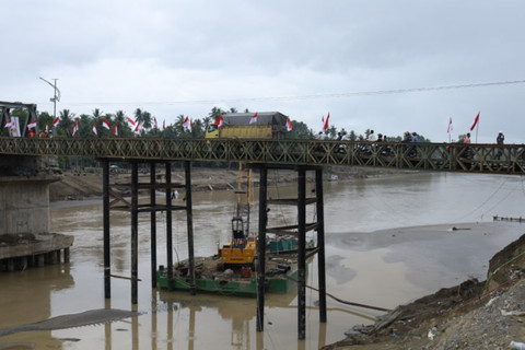 Truk melintas di atas jembatan darurat Krueng Tingkem. Foto: Dok. Adhi Karya