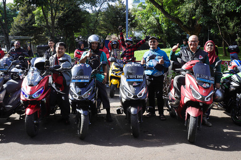 Komunitas motor listrik Polytron berkumpul di Taman Mataram, Jakarta Selatan, Minggu (28/12/2025). Foto: Jamal Ramadhan/kumparan