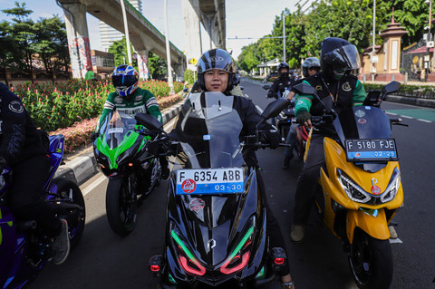 Komunitas motor listrik Polytron riding ke kantor kumparan saat kumparan On The Road Sunday Morning Riding, Jakarta Selatan, Minggu (28/12/2025). Foto: Jamal Ramadhan/kumparan