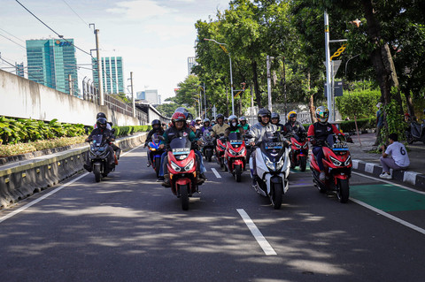 Komunitas motor listrik Polytron riding ke kantor kumparan saat kumparan On The Road Sunday Morning Riding, Jakarta Selatan, Minggu (28/12/2025). Foto: Jamal Ramadhan/kumparan