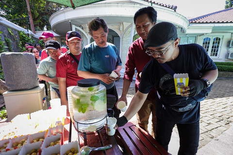 Aktivitas komunitas motor listrik Polytron saat kumparan On the Road di kantor kumparan, Minggu (28/12/2025). Foto: Jamal Ramadhan/kumparan