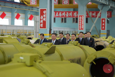 Pemimpin Korea Utara Kim Jong Un mengunjungi perusahaan-perusahaan amunisi utama di lokasi yang dirahasiakan di Korea Utara pada 26 Desember 2025. Foto: KCNA/via REUTERS