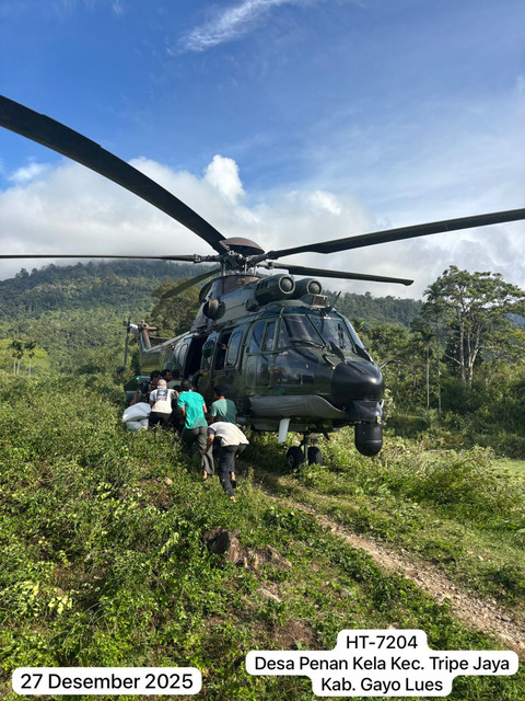 Helikopter dikerahkan untuk kirim bantuan ribuan ton beras dan logistik ke titik lokasi terisolir di Aceh. Foto: Dok. Istimewa