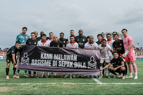 Pemain Malut United dan Borneo FC berfoto sebelum bertanding dalam lanjutan Super League 2025/26 di Stadion Kie Raha, Ternate, Minggu (28/12/2025). Foto: Dok. Istimewa