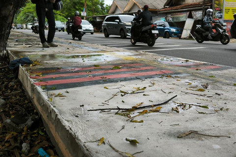 Fasilitas trotoar di jalan Pahlawan Seribu, Setu, Kota Tangerang Selatan (Tangsel). Foto: Dok. Istimewa