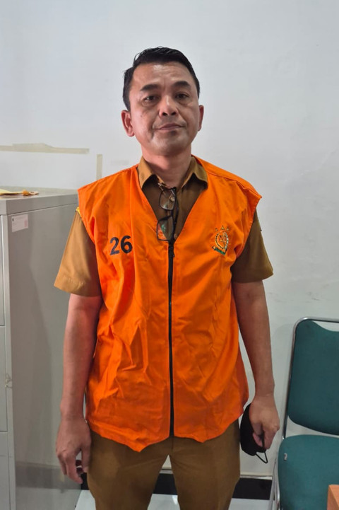 Kepala Dinas Sosial dan Pemerintahan Masyarakat Desa Kabupaten Samosir, Fitri Agust Karokaro, dijerat tersangka kasus dugaan korupsi dana bantuan banjir di Kabupaten Samosir, Sumatera Utara. Foto: Kejari Kabupaten Samosir
