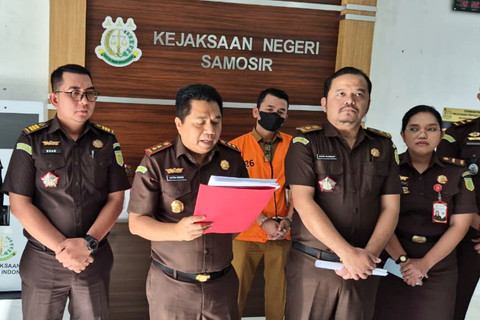 Konferensi pers kasus dugaan korupsi dana bantuan banjir di Kabupaten Samosir, Sumatera Utara. Foto: Kejari Kabupaten Samosir