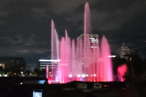Pertunjukan air mancur menari dalam rangka Monas Week di kawasan Monas, Jakarta Pusat, Minggu (28/12/2025). Foto: Rachmadi Rasyad/kumparan