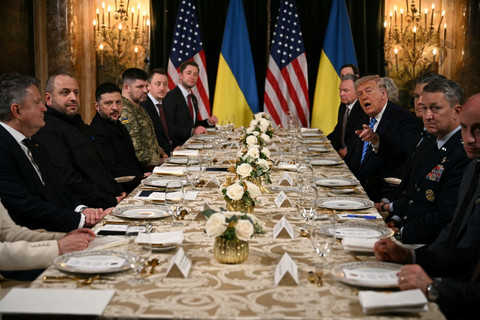 Presiden AS Donald Trump bertemu dengan Presiden Ukraina Volodymyr Zelensky di kediamannya di Mar-a-Lago, Palm Beach, Florida, pada 28 Desember 2025. Foto: Jim Watson/AFP