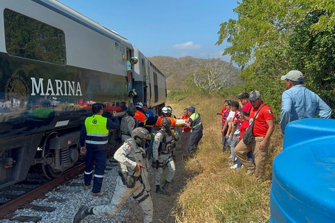 Tentara Angkatan Darat Meksiko dan anggota Perlindungan Sipil menyelamatkan penumpang dari kereta Interoceanic yang tergelincir di daerah Asuncion Ixtaltepec dalam perjalanan menuju Oaxaca, Meksiko pada 28 Desember 2025. Foto: RUSVEL RASGADO / AFP