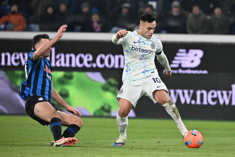 Pemain Inter Milan Lautaro Martinez mencetak gol ke gawang Atalanta pada pertandingan Liga Italia di Stadion Gewiss, Bergamo, Italia, Minggu (28/12/2025). Foto: Isabella BONOTTO / AFP