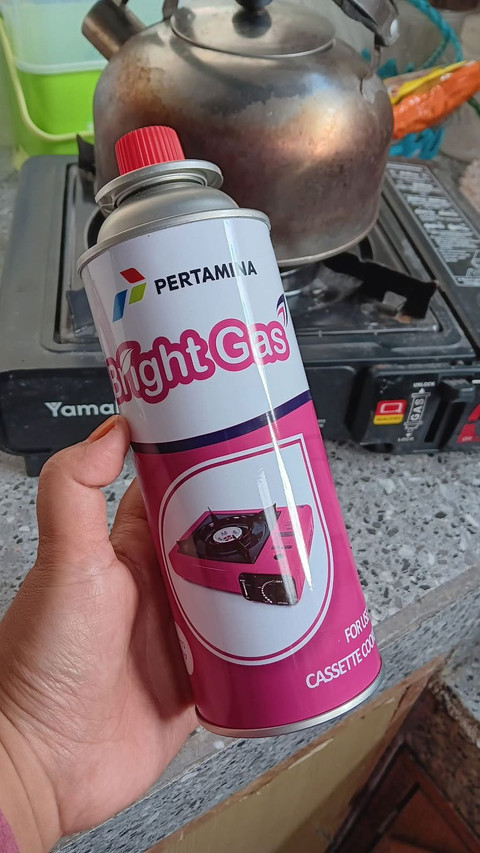 Warga menunjukan gas portable untuk memasak karena elpiji subsidi langka di Sintang. Foto: Dok. Istimewa