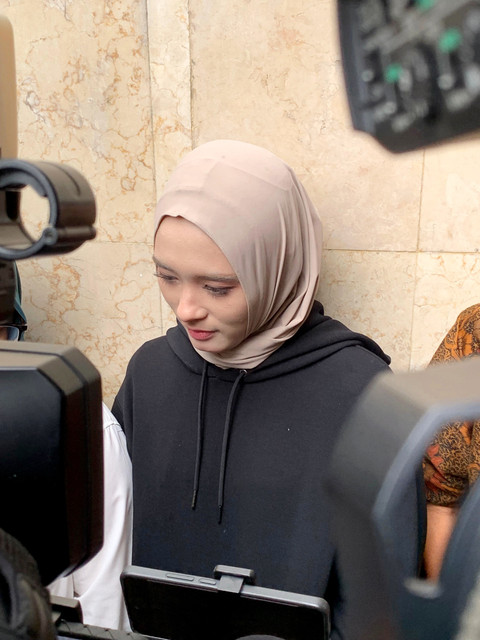 Inara Rusli sambangi Polda Metro Jaya, Senin (29/12/2025).  Foto: Vincentius Mario/kumparan