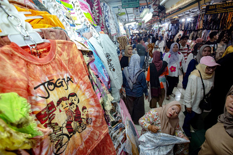 Pengunjung mengamati pakaian yang dijual di Pasar Beringharjo, Yogyakarta, Senin (29/12/2025). Foto: ANTARA FOTO/Andreas Fitri Atmoko