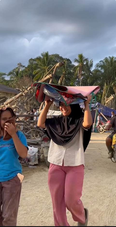 Rossa salurkan donasi untuk korban bencana di Sumatera. Foto: Dok. Partner in Goodness