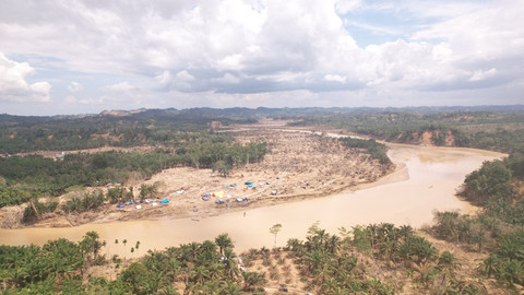Foto udara Desa Sekumur, Aceh Tamiang, yang tersapu banjir bandang, Selasa (23/12/2025). Foto: Rama Saputra/kumparan