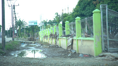Genangan lumpur di halaman Puskesmas Pantee Bidari, Aceh Timur (24/12/2025). Foto: Rama Saputra/kumparan