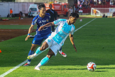 Pesepak PSIM Yogyakarta Raka Cahyana (kiri) berebut bola dengan pesepak bola PSBS Biak Heri Susanto (kanan) pada Laga BRI Super League 2025-26 di Stadion Sultan Agung, Bantul, D.I Yogyakarta, Senin (29/12/2025). Foto: ANTARA FOTO/Kala