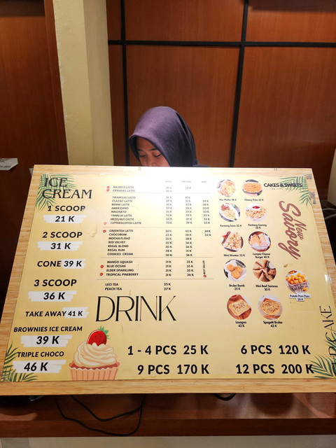 Daftar menu cakes & Sweets by Rifa Maurice yang ada di Cilegon. Foto: Ela Nurlaela/kumparan