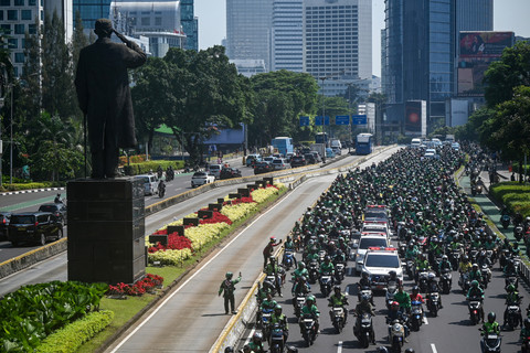 Para pengemudi ojek online (ojol) beriringan mengantarkan ambulans berisi jenazah rekan mereka, Affan Kurniawan menuju pemakaman di Jalan Jenderal Sudirman, Jakarta, Jumat (29/8/2025). Foto: Fauzan/ANTARA FOTO